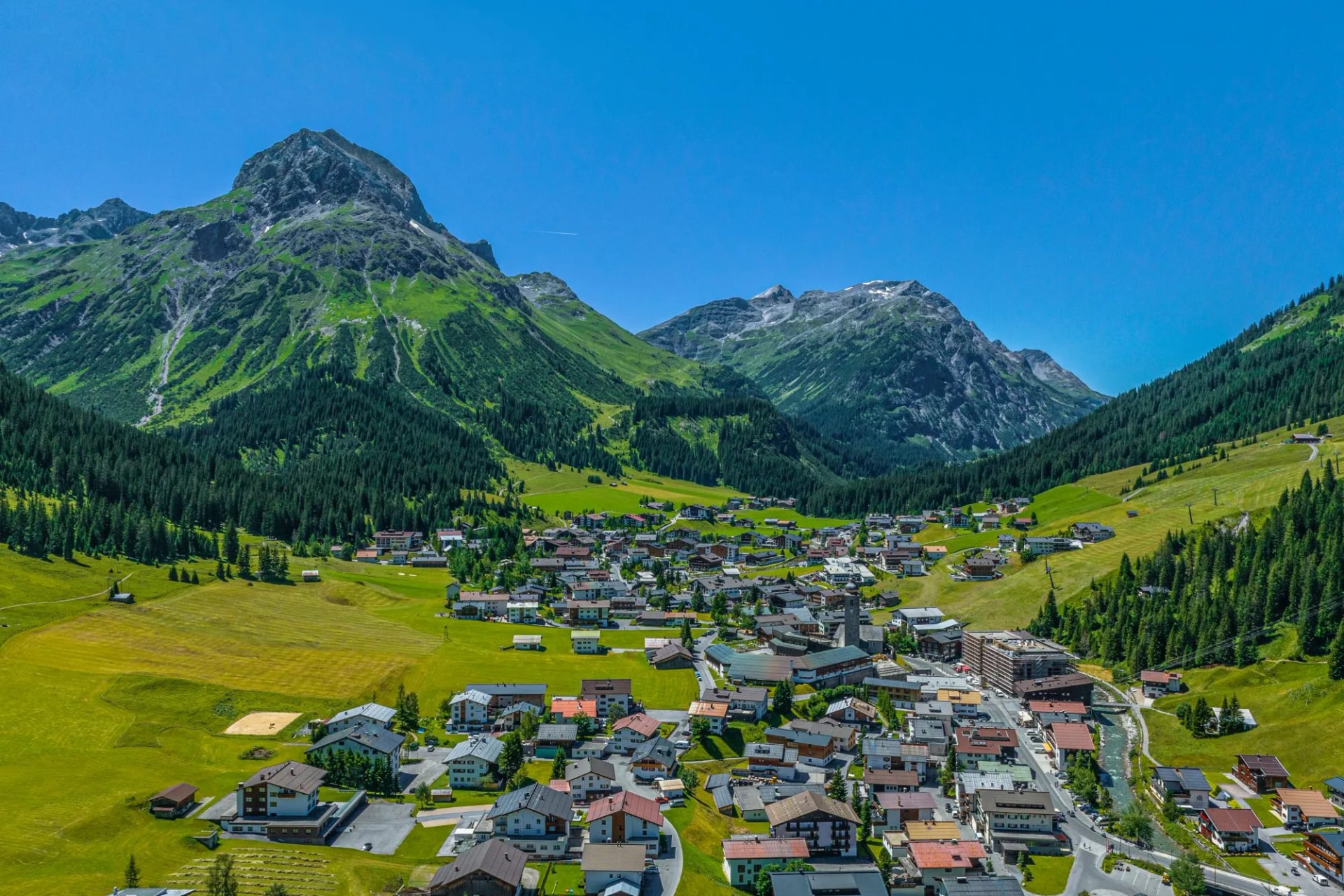 Der mondäne Ort Lech am Arlberg im Sommer