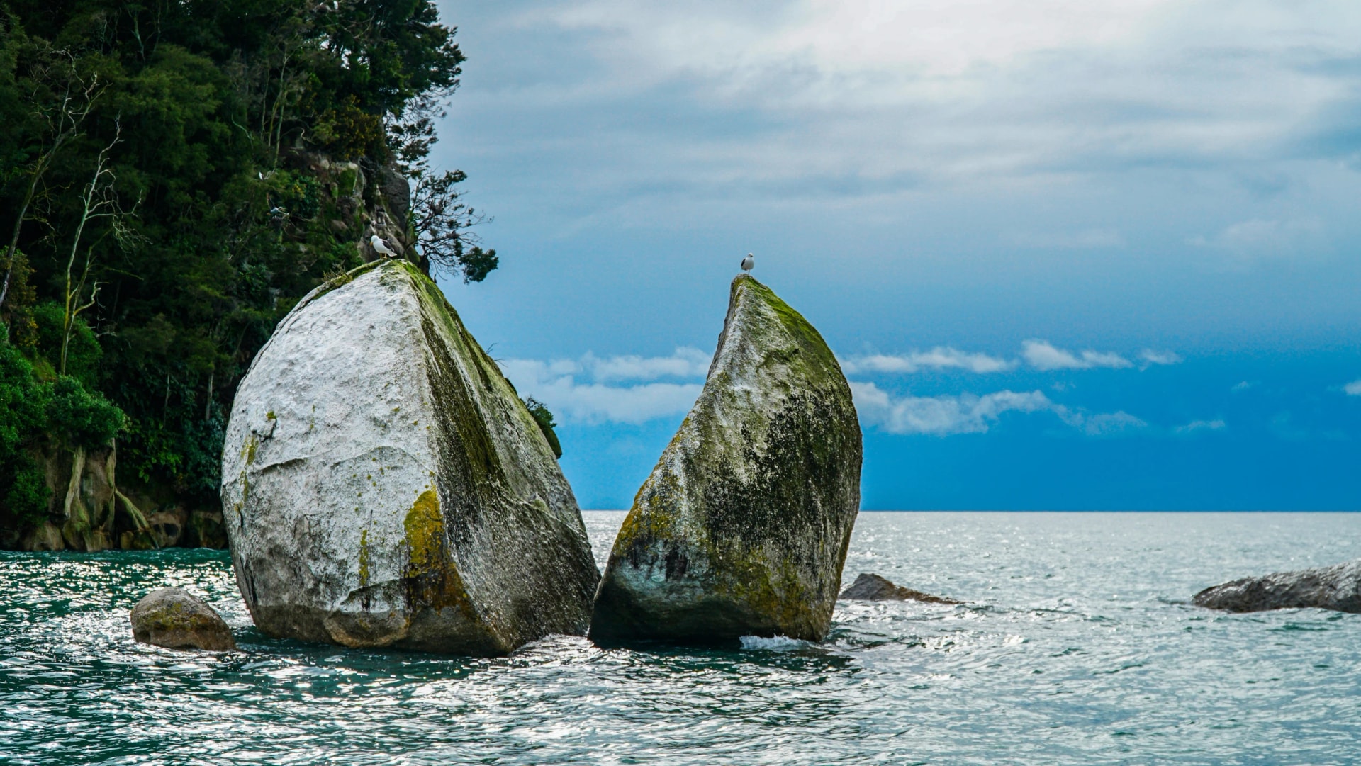Tokangawhā/Split Apple Rock near Mārahau