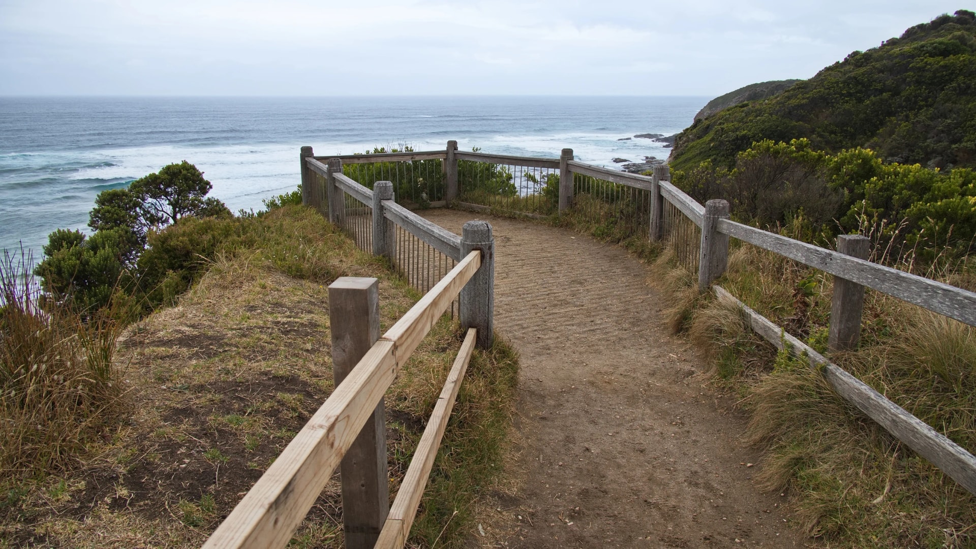 Path to the Castle Cove lookout