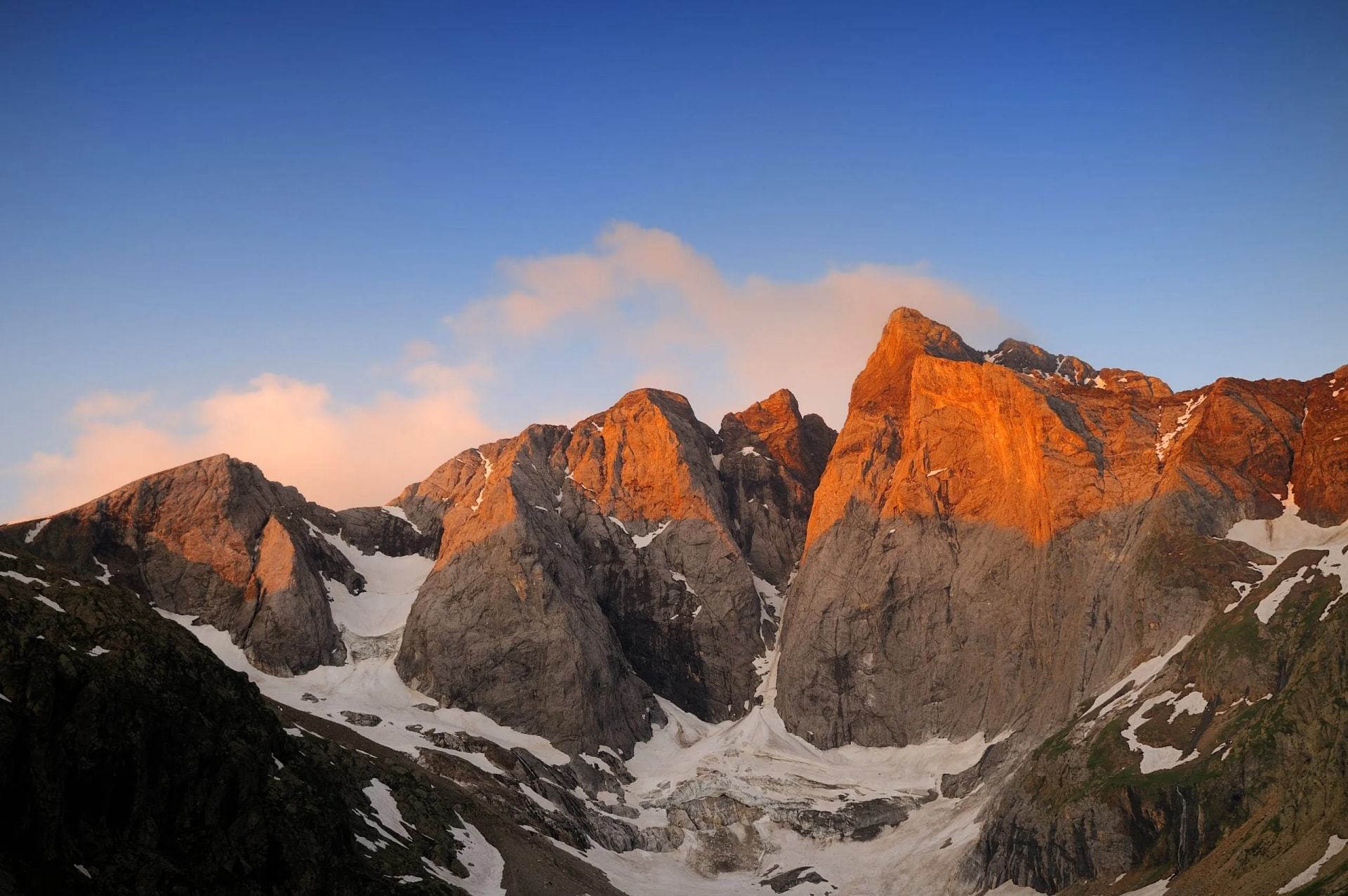 le vignemale au lever du soleil