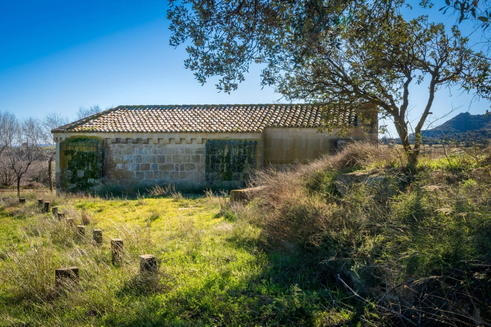 The Hermitage of Santa Águeda is considered one of the most important Romanesque hermitages in the Somontano region.
Away from the town of Berbegal, in a sparsely populated area with an agricultural