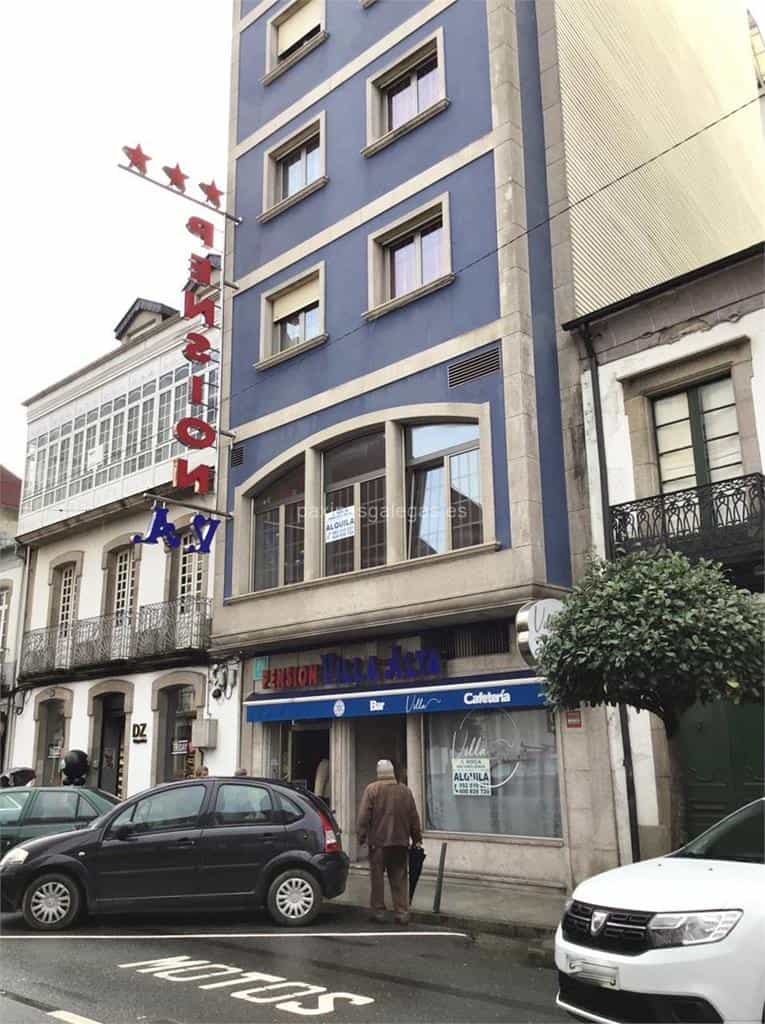 Pensión Villa-Alta bar and cafeteria storefront on a city street with parked cars.