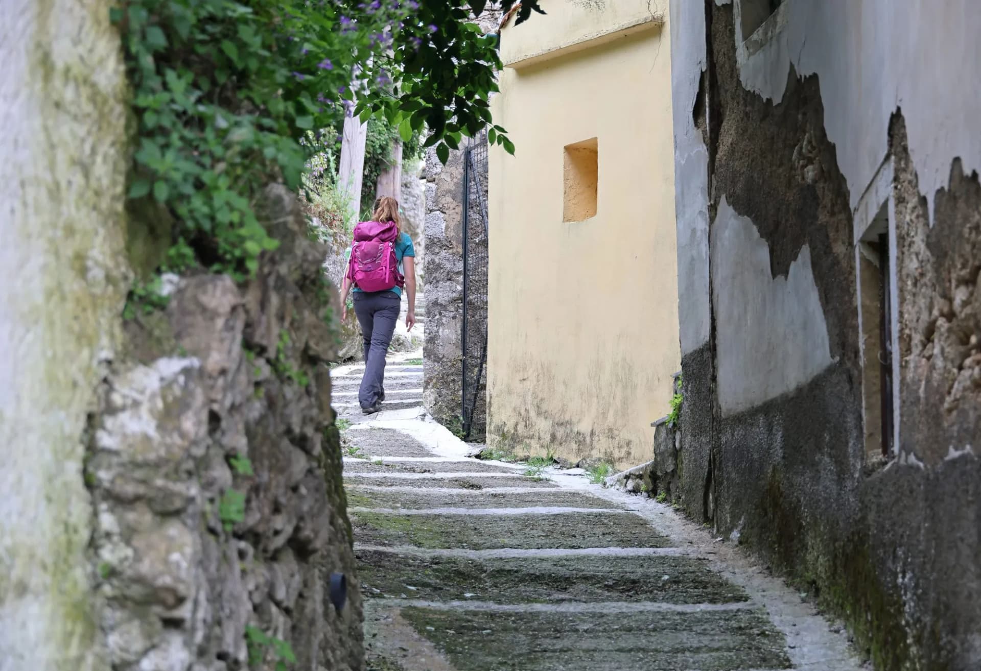Wanderin unterwegs auf dem Korfu-Trail