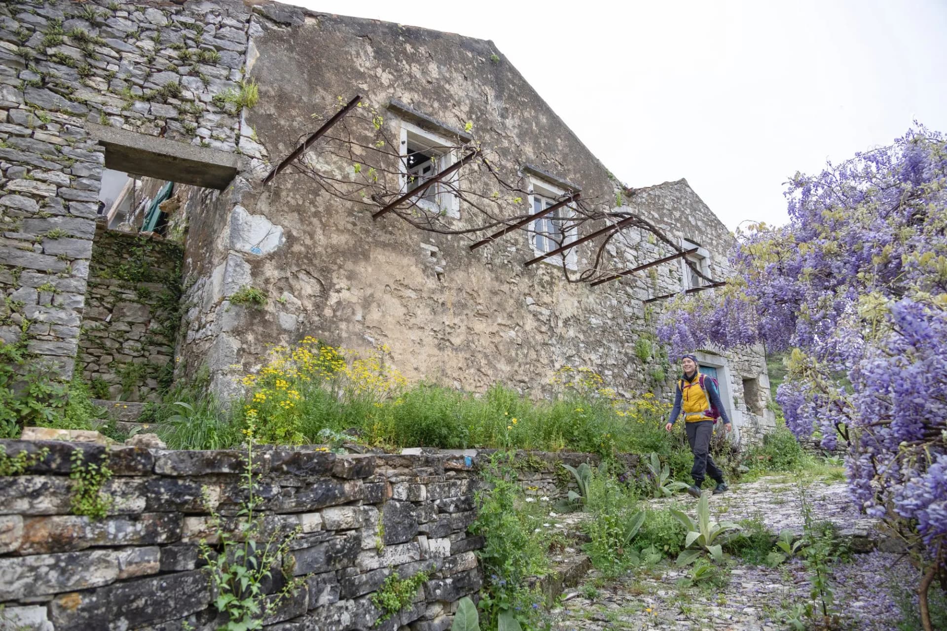 Wanderin unterwegs auf dem Korfu-Trail