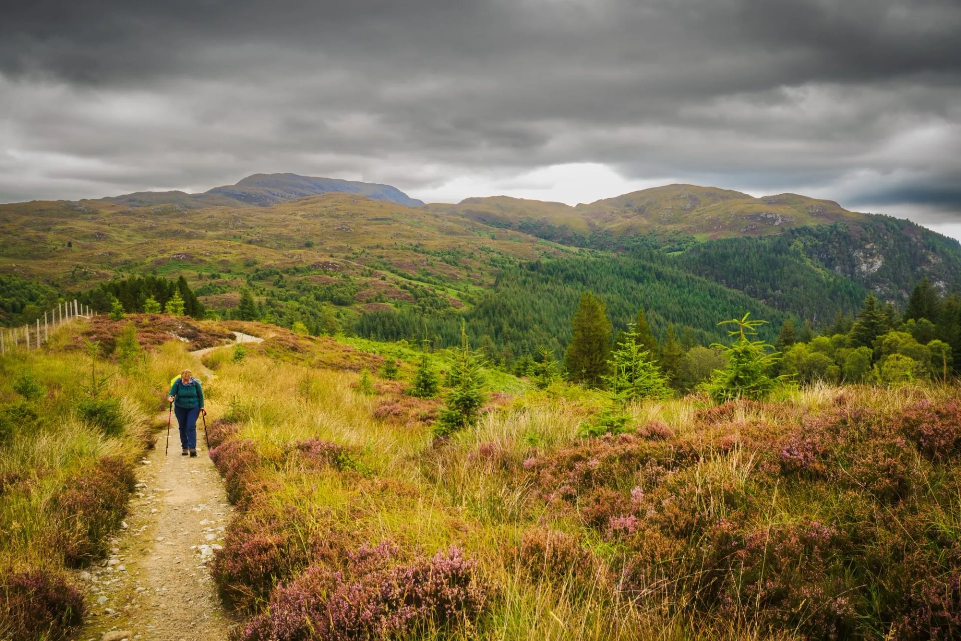 Un caminante en el terreno abierto sobre Invermoriston donde la ruta alta obtiene sus vistas