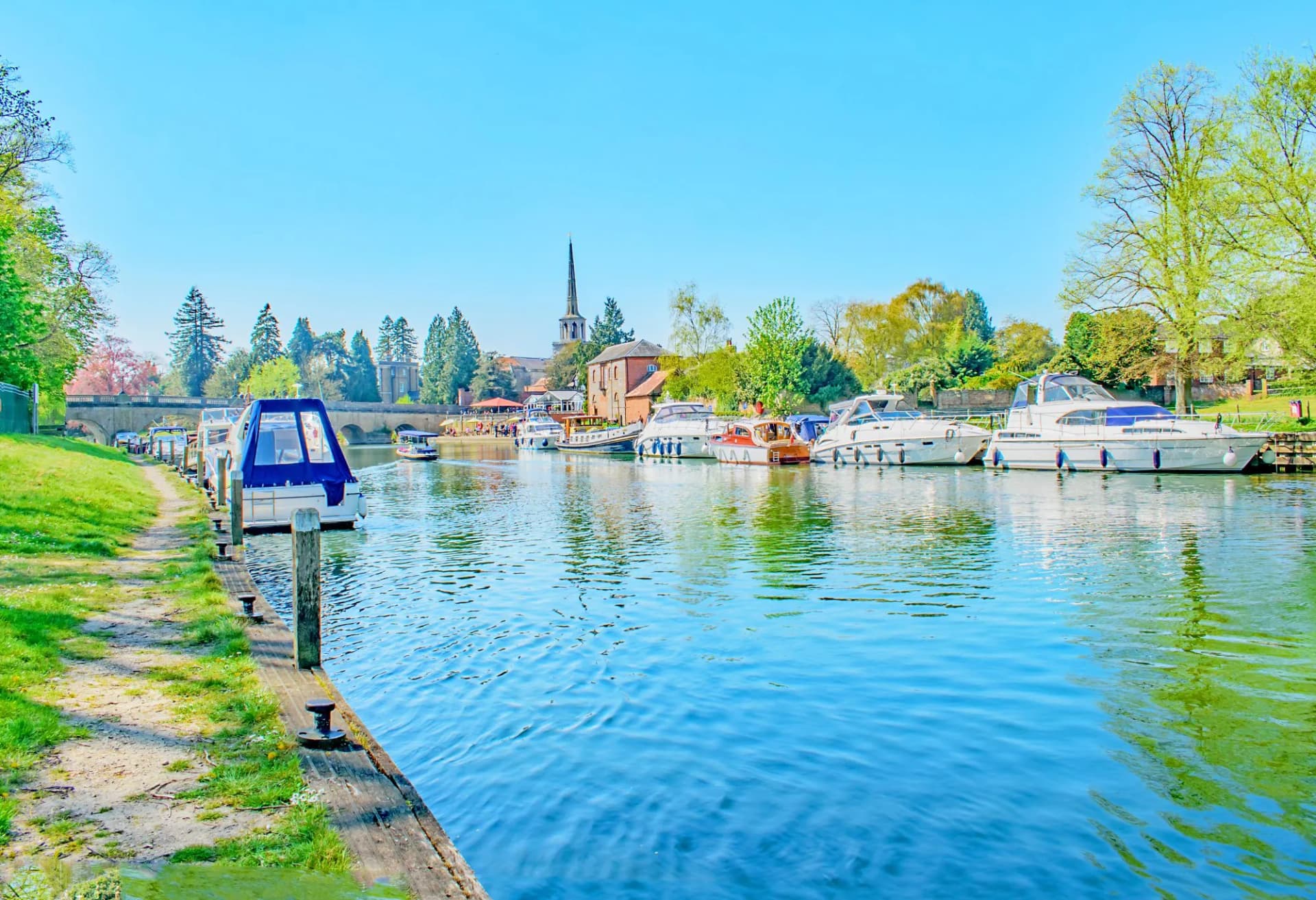 Holiday boating on the Thames in the rural Oxfordshire countryside