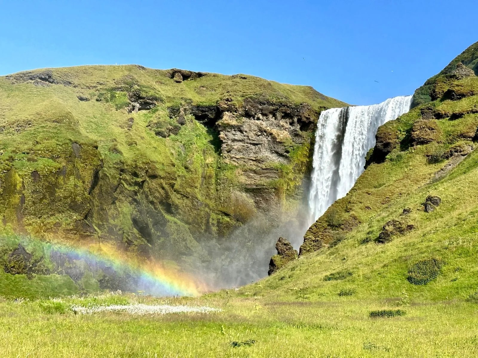 rainbow waterfall Fimmvörðuháls Skógar