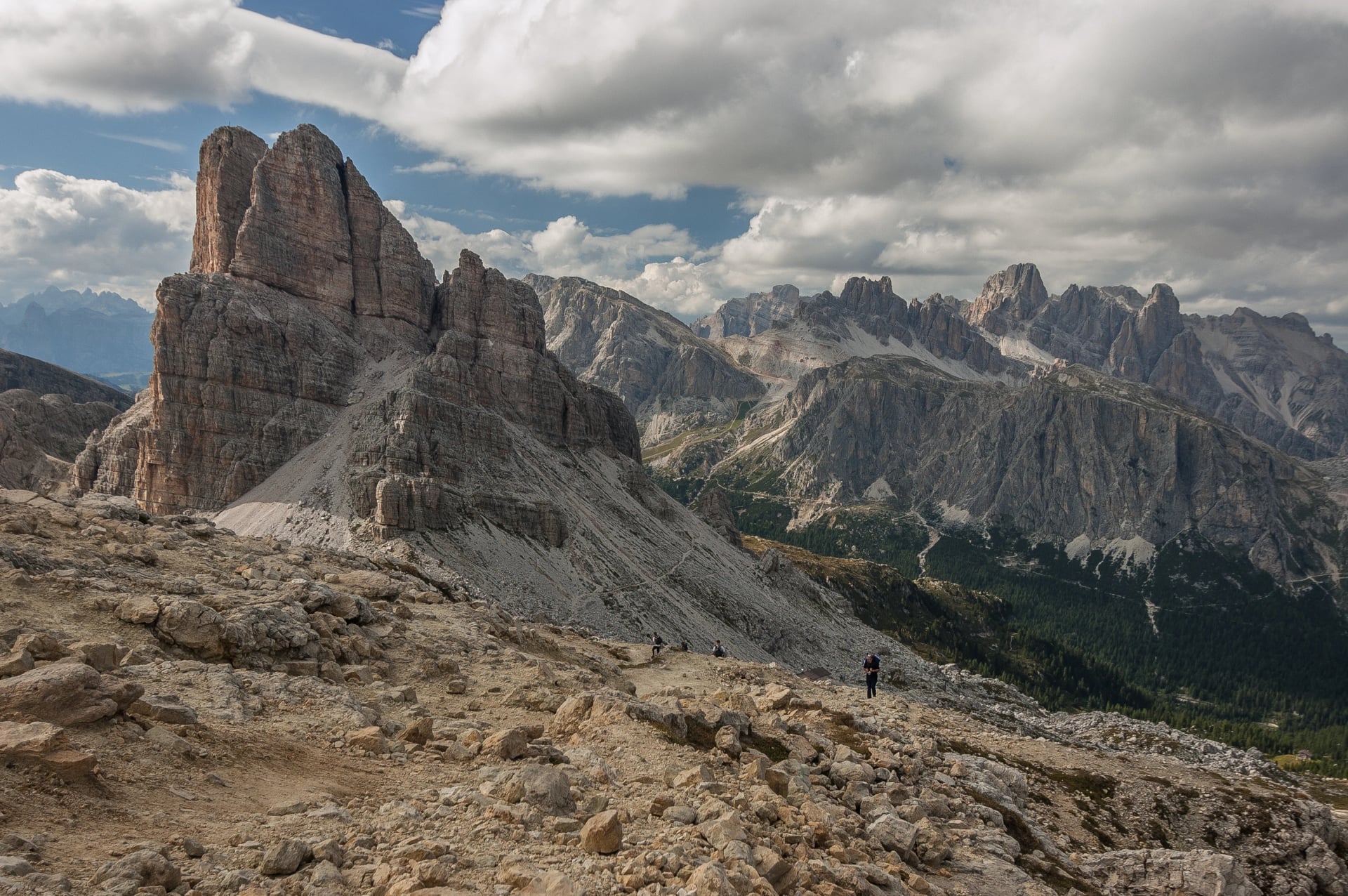 Averau, nejvyšší hora skupiny Nuvolau, jak je vidět z refugia Nuvalau, trek Alta Via 1, Cortina d'Ampezzo, provincie Belluno, Dolomity, Jižní Tyrolsko, Itálie.