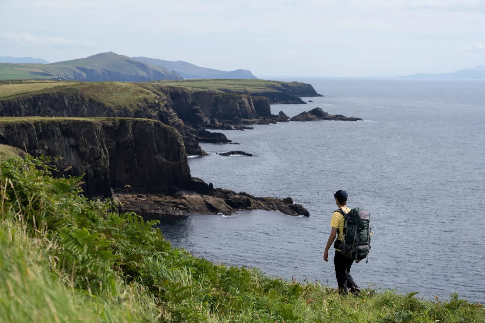 Een wandelaar die de Dingle Way in County Kerry wandelt