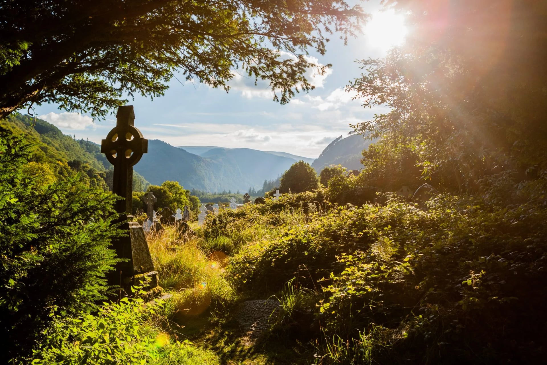 Een oude Keltische kruis bij Glendalough in de Wicklow Mountains