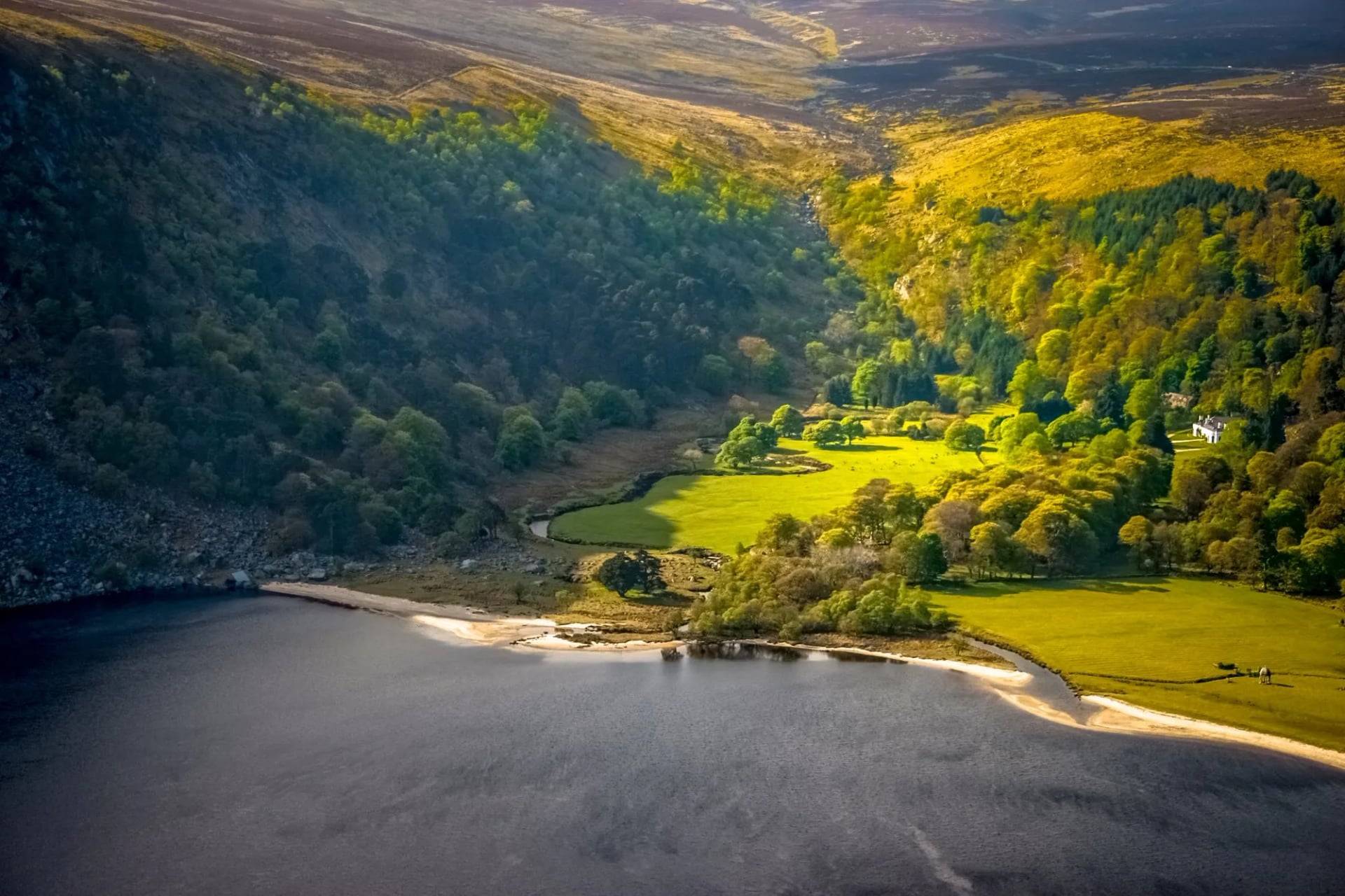 Lough Tay bij Luggala in de Wicklow Mountains