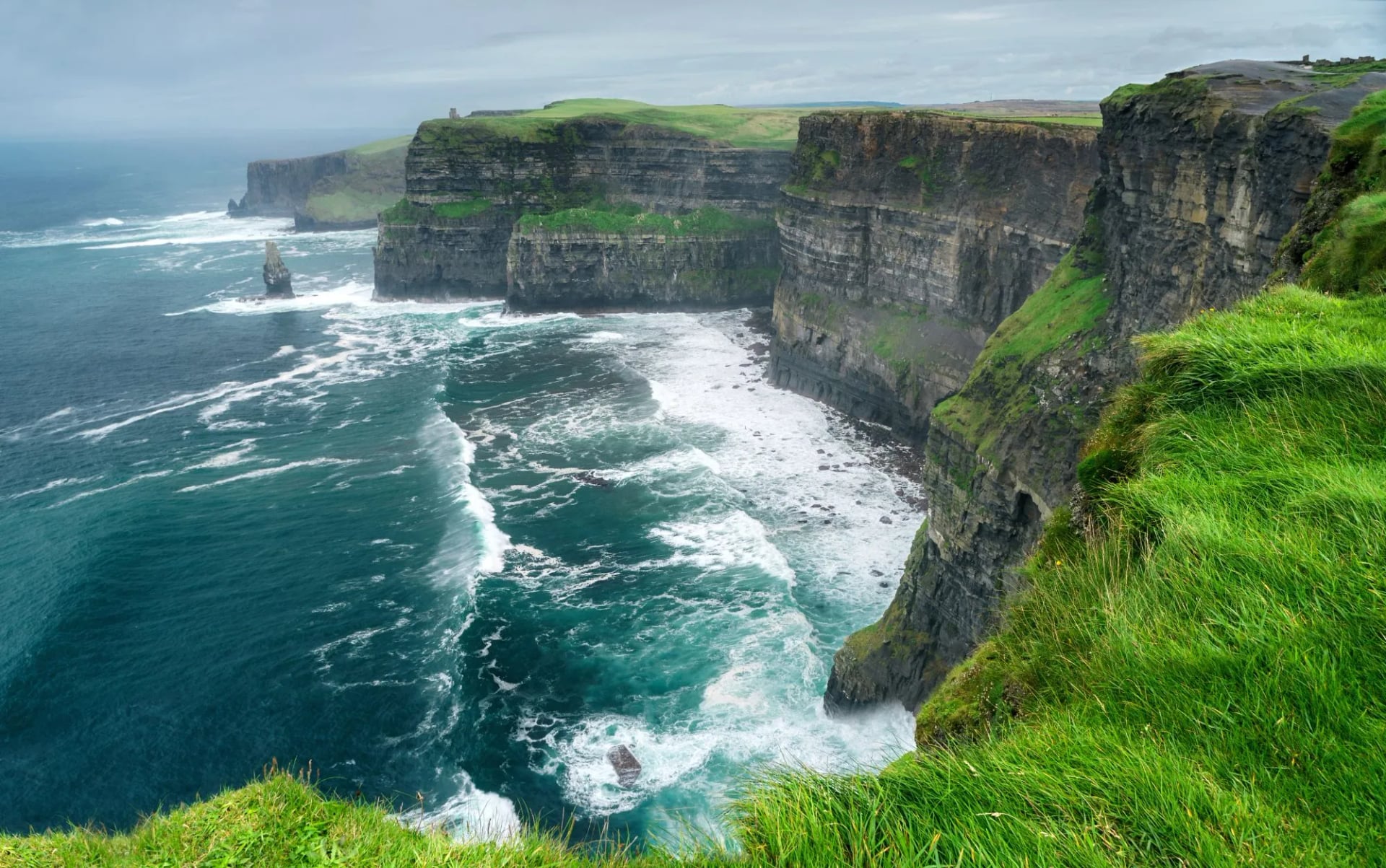 De Kliffen van Moher boven de wilde Atlantische Oceaan in County Clare