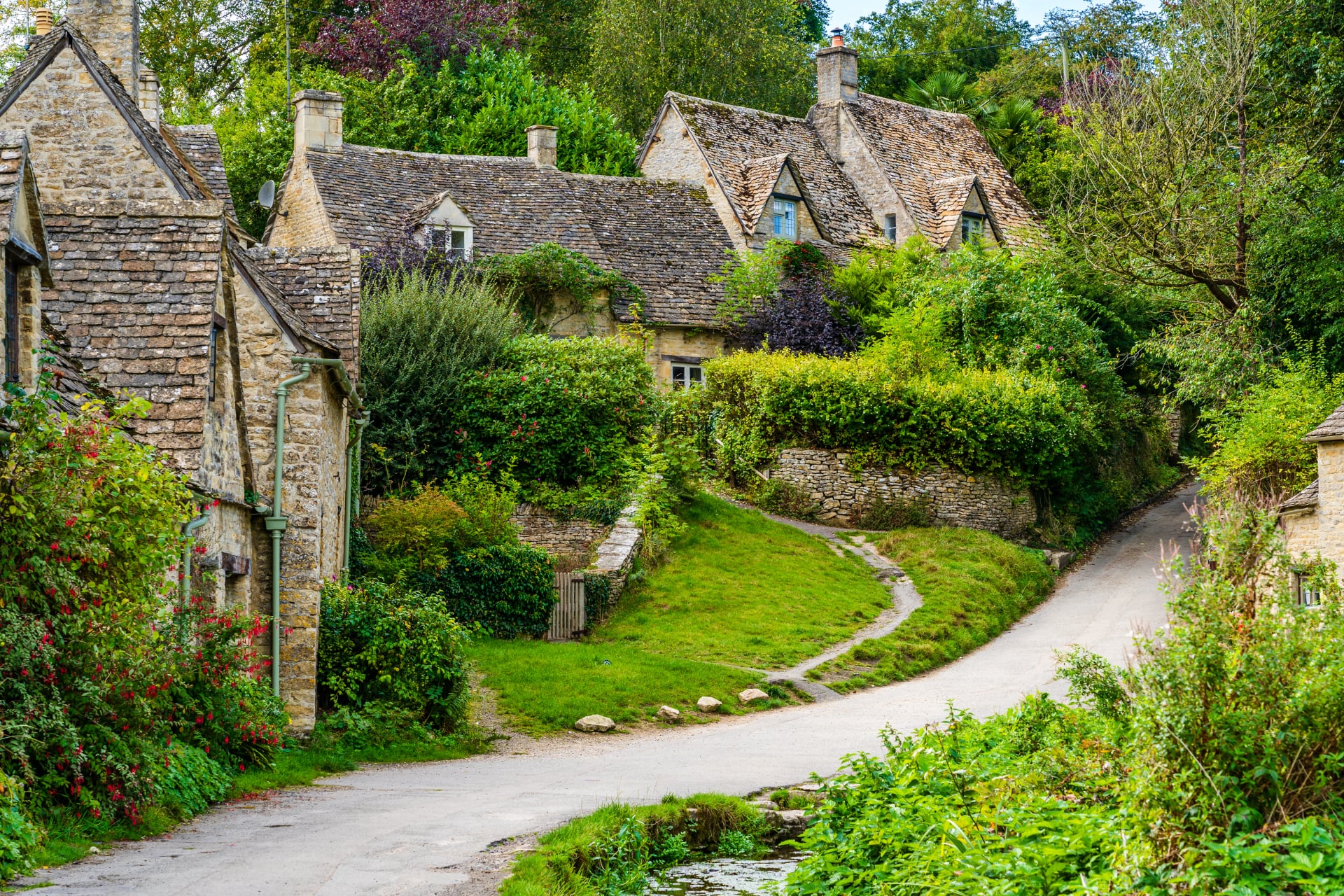 Row of stone cottages and a lane in Bibury