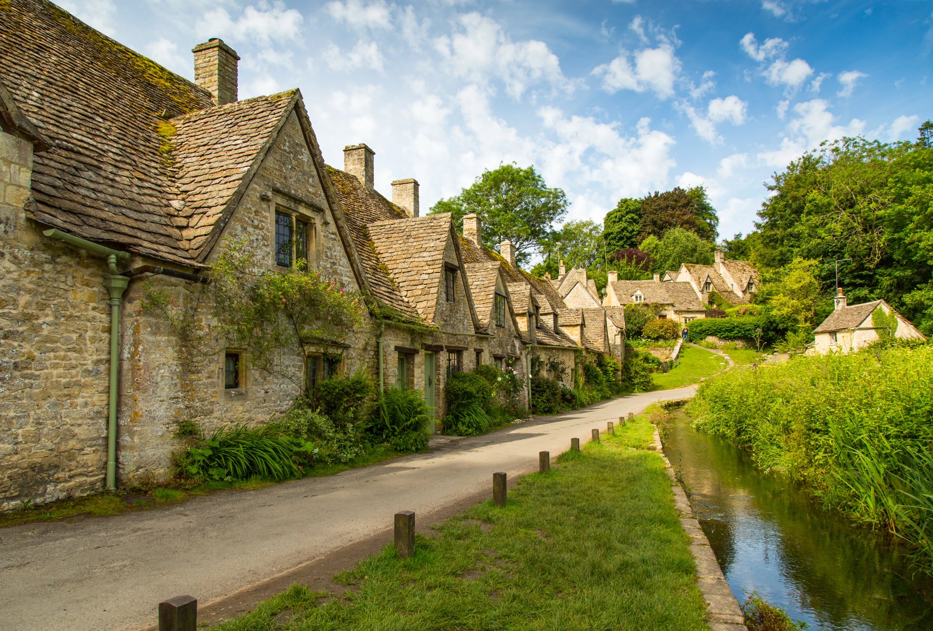 Arlington Row stone cottages beside the water meadow in Bibury