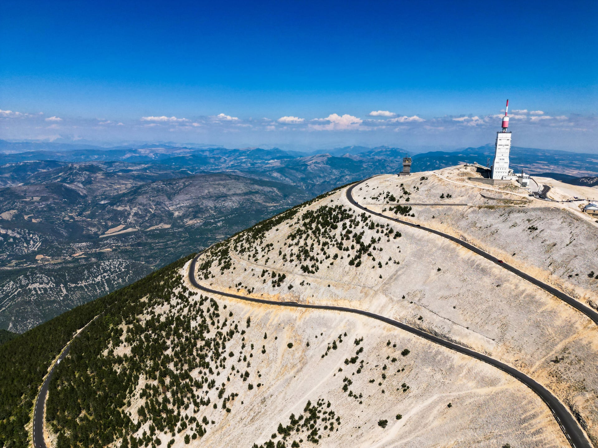 Den bare hvite kalksteins-toppen av Mont Ventoux med sitt observatoriumstårn