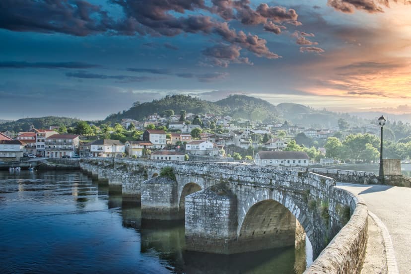 Amanecer nublado sobre el puente medieval de origen romano en la villa de Ponte Sampaio, provincia de Pontevedra, España