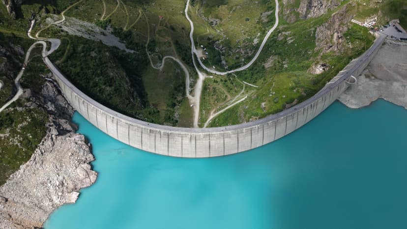 Vue aérienne du Barrage du lac de Moiry dans les Alpes Sauvages Suisse