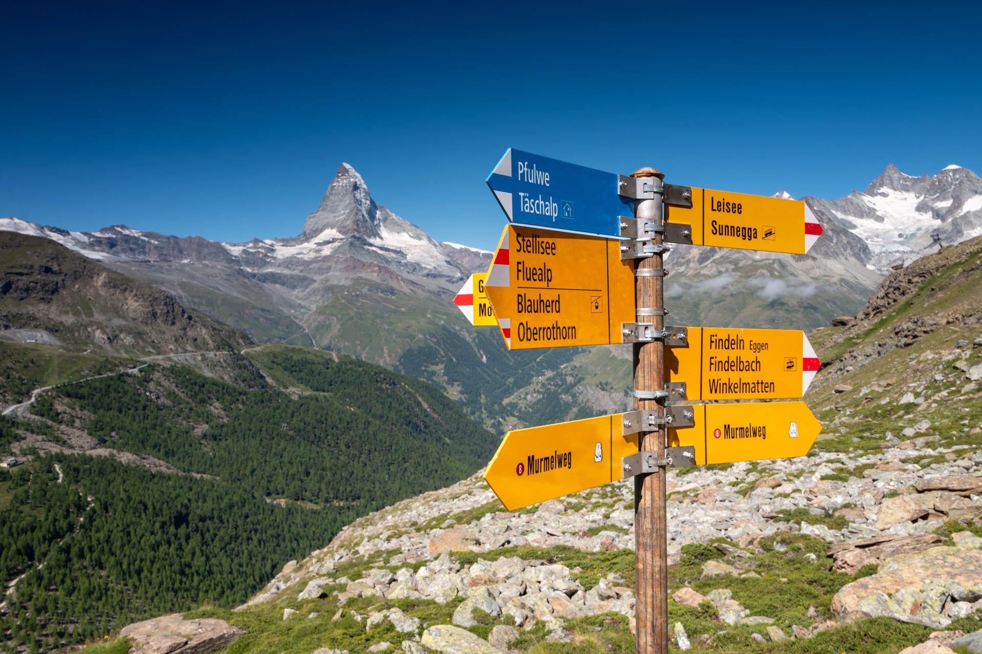 Gele Zwitserse vingerposten wijzen naar Stellisee en Blauherd met de Matterhorn op de achtergrond