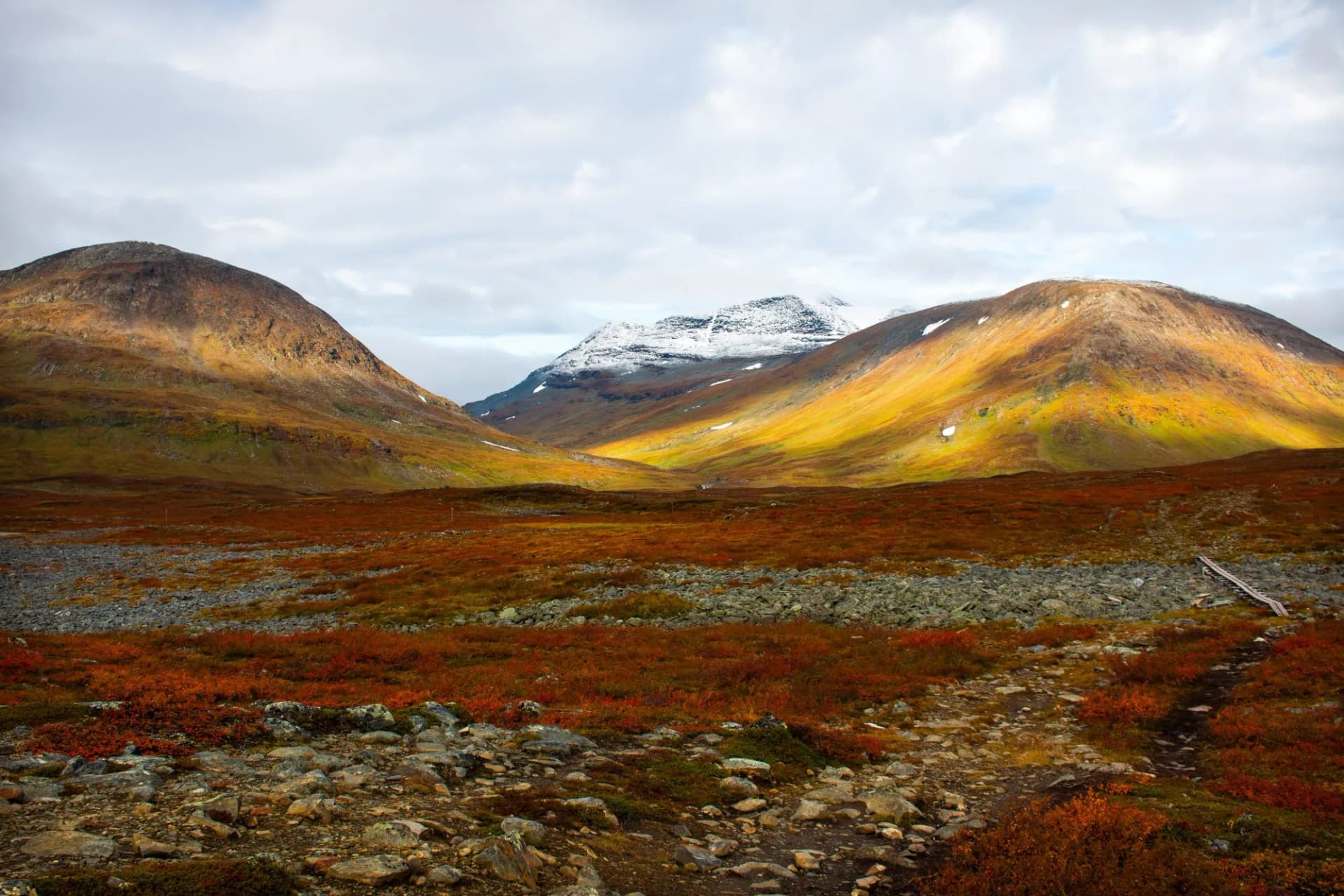 Hiking Kungsleden (king's) trail, between Sälka and Singi, amazing colors at sunrise, Lapland, Sweden, September 2020.