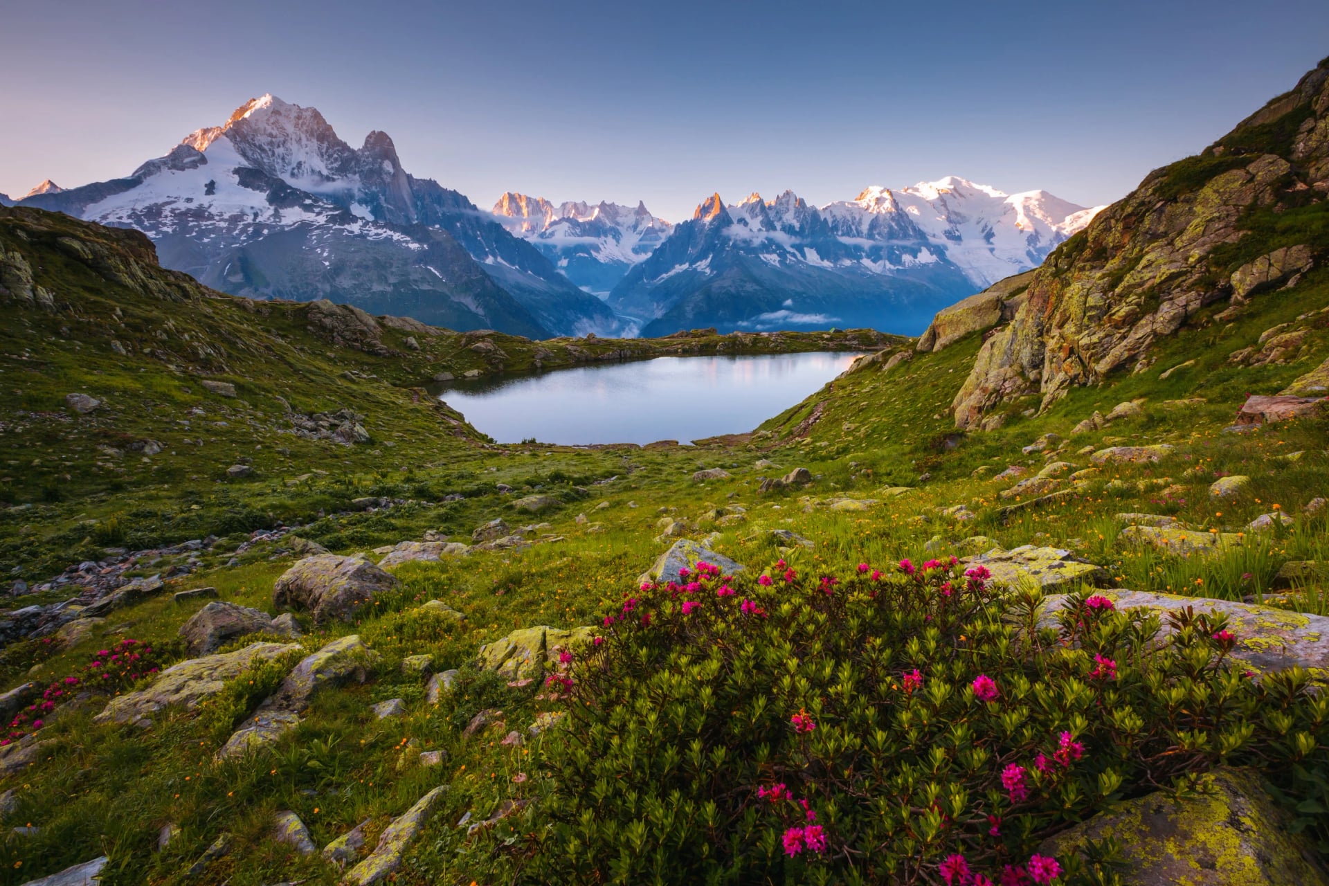 Úžasná ranní scéna vysokohorského jezera Lac Blanc a ledovce Mont Blanc. Graianské Alpy, Francie, Evropa.