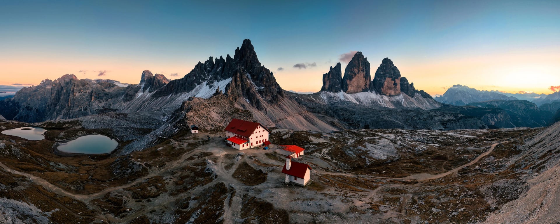 Scenický pohled na vrcholy Tre Cime di Lavaredo s Laghi dei Piani a horskou chatou Rifugio Locatelli při západu slunce v Dolomitech, Itálie