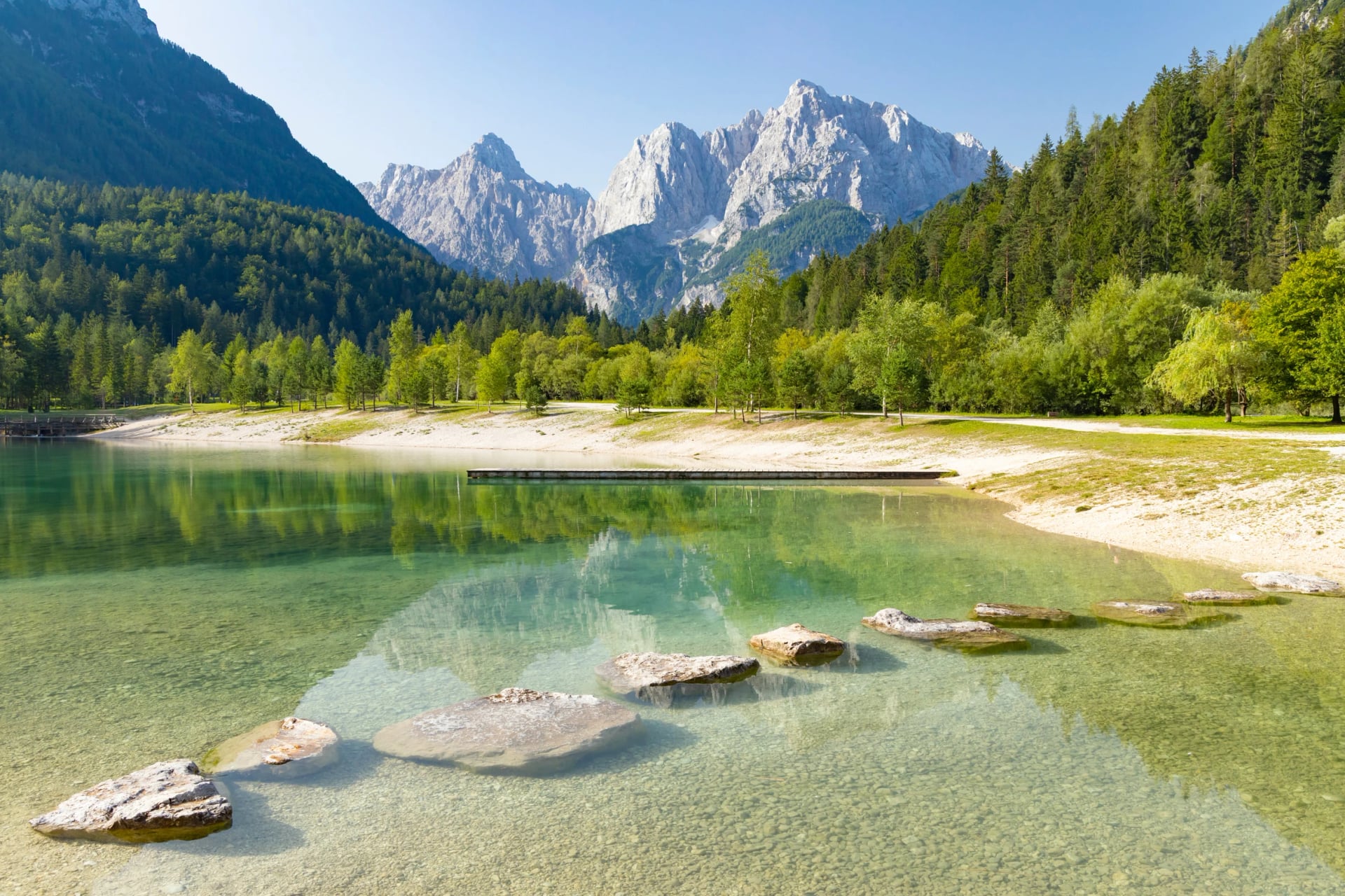 Jezero a hory poblíž vesnice Kranjska Gora v národním parku Triglav, Slovinsko