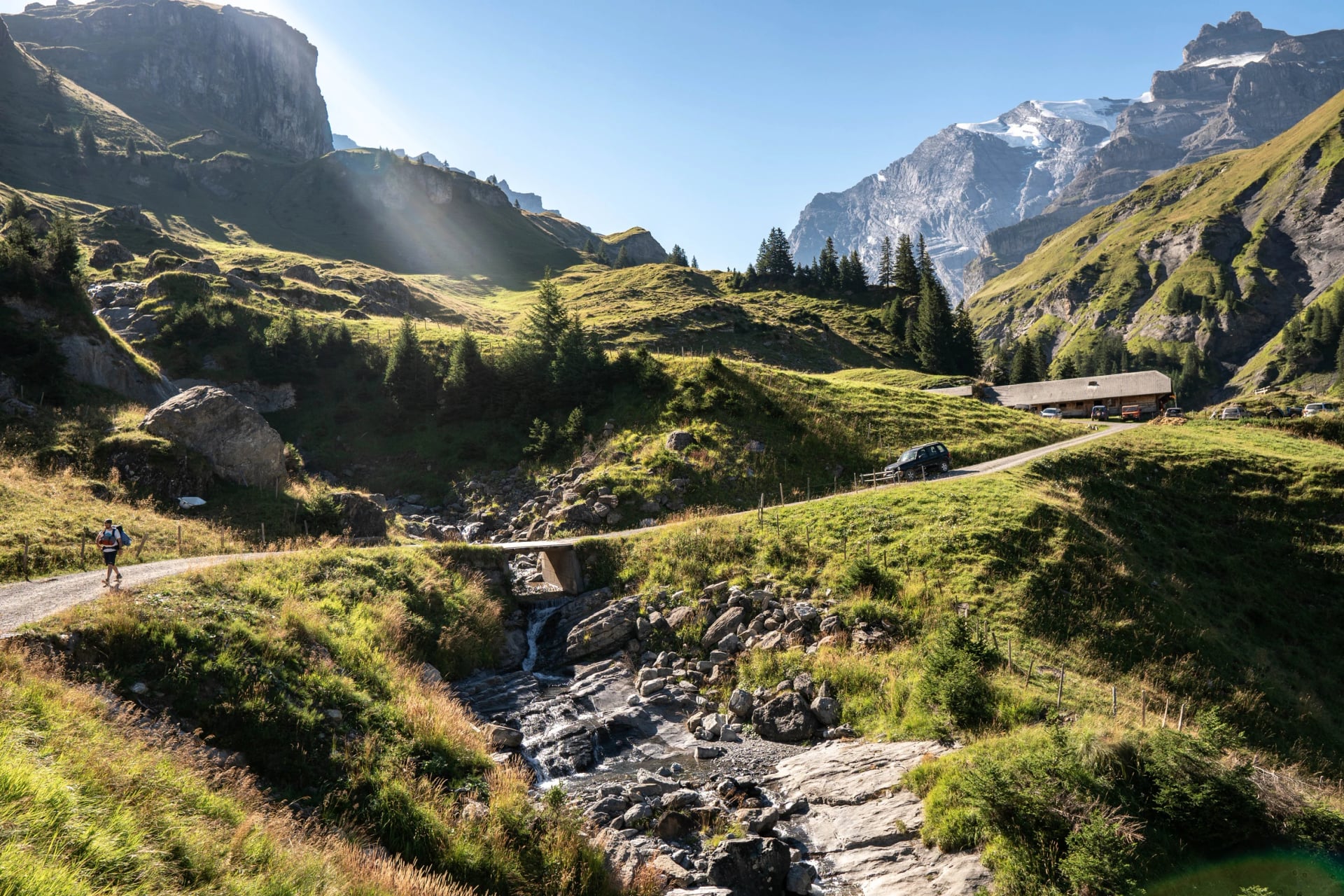 Via alpina trail switzerland. Ranní pohled na Bernské pohoří. Oblíbená turistická atrakce. Místo Švýcarské Alpy, údolí Grindelwald, Evropa.