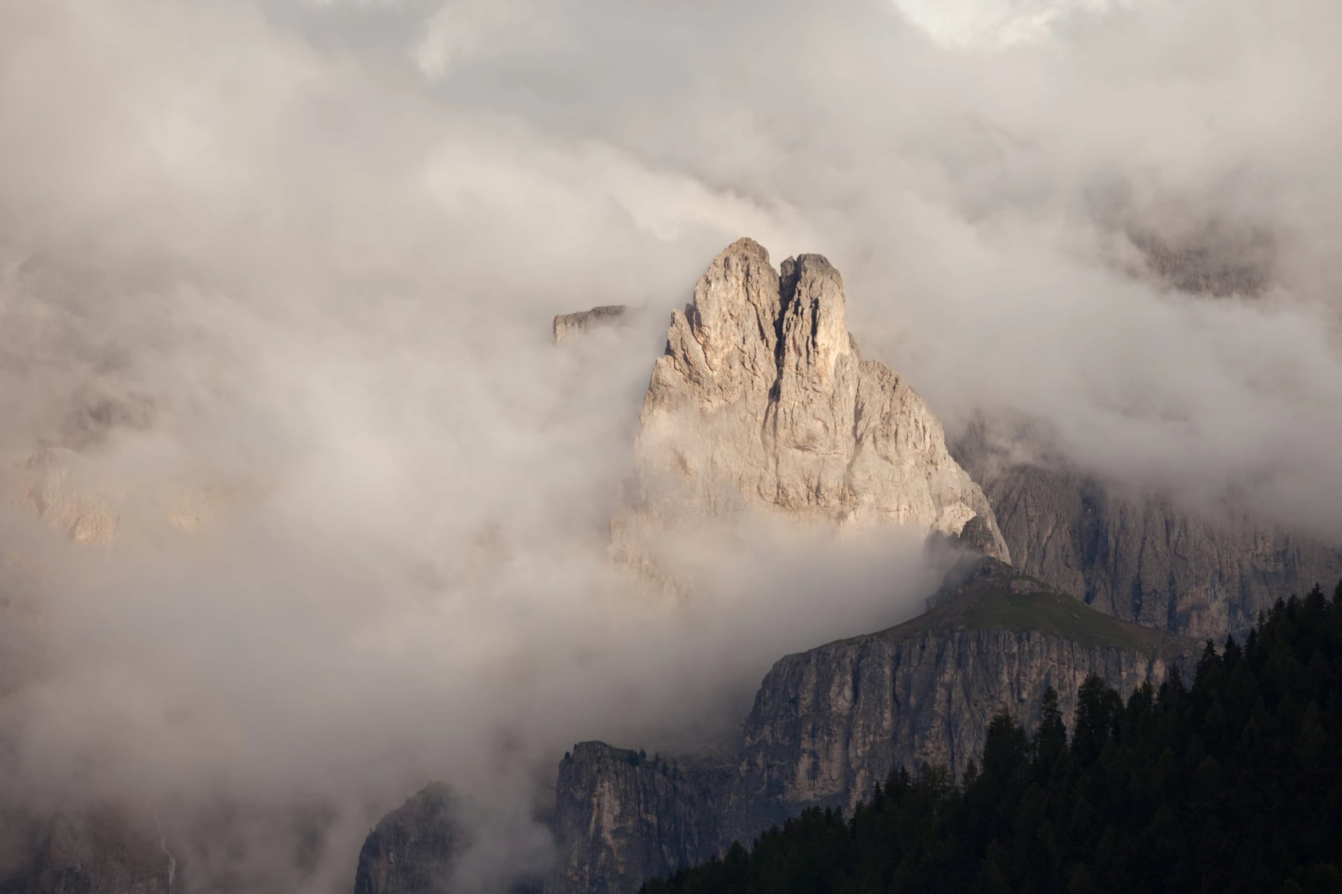 Vue sur le groupe Sella par un jour nuageux - Val Gardena, Dolomites