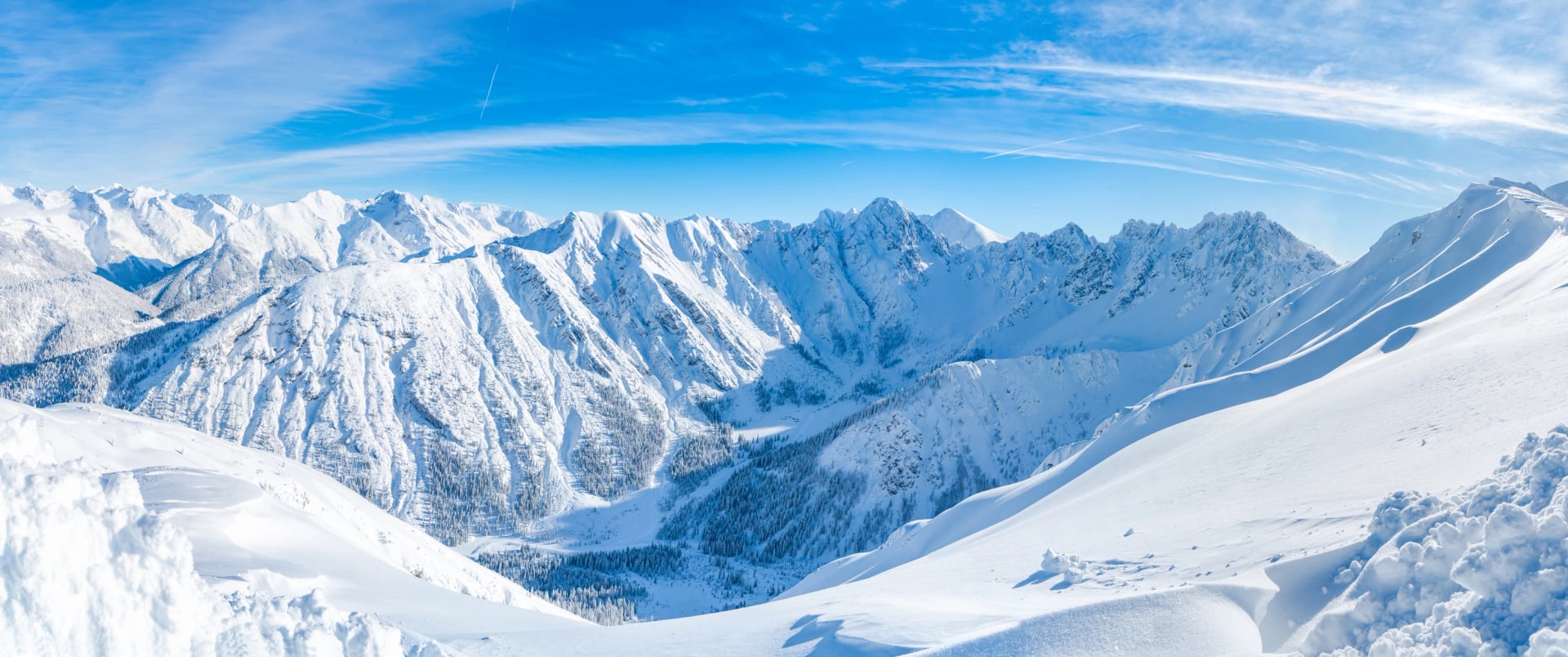 Vue panoramique large du paysage d'hiver avec les Alpes enneigées à Seefeld dans l'État autrichien du Tyrol. Hiver en Autriche