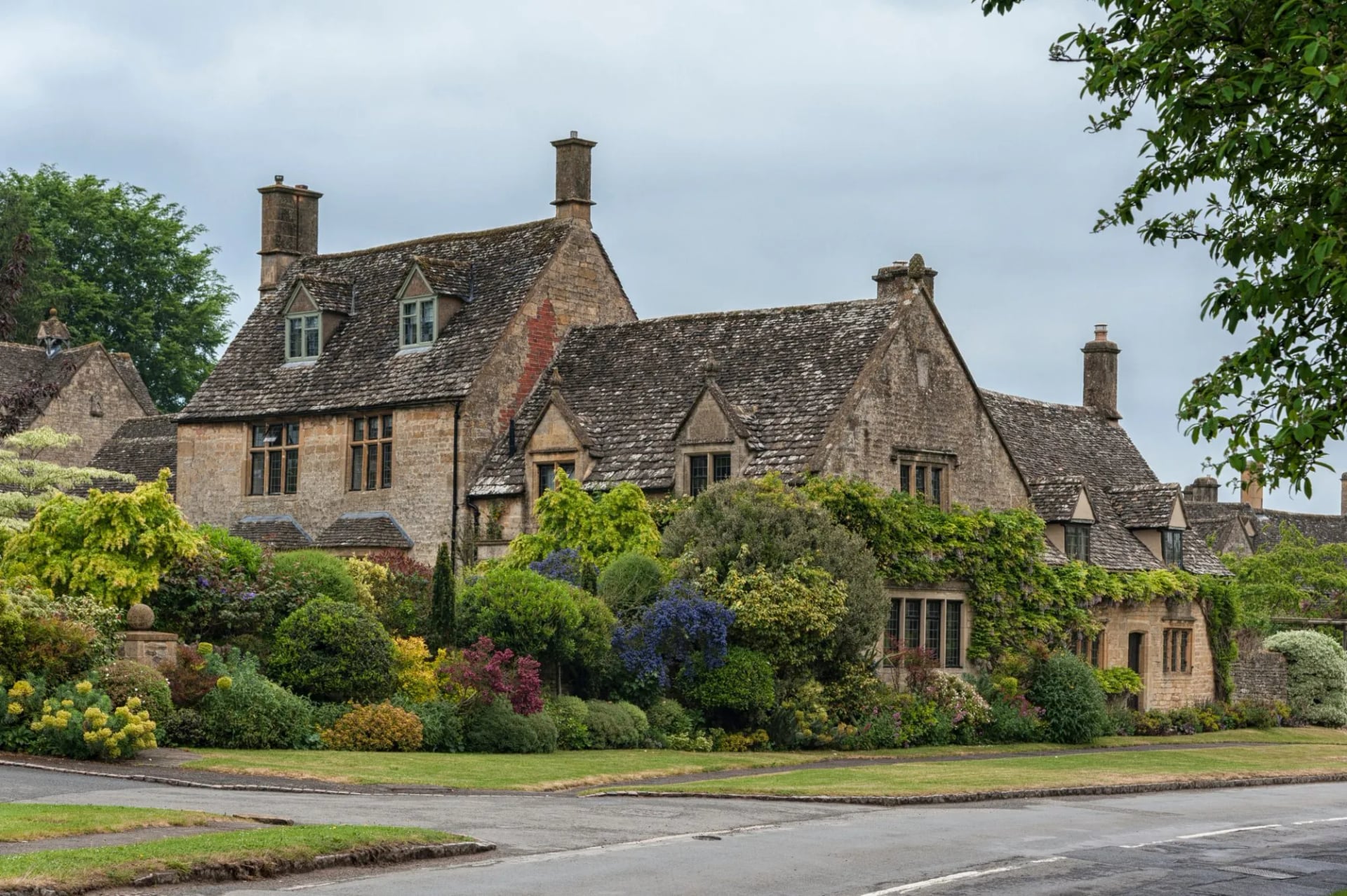 Honey-coloured stone house and garden in a northern Cotswold village
