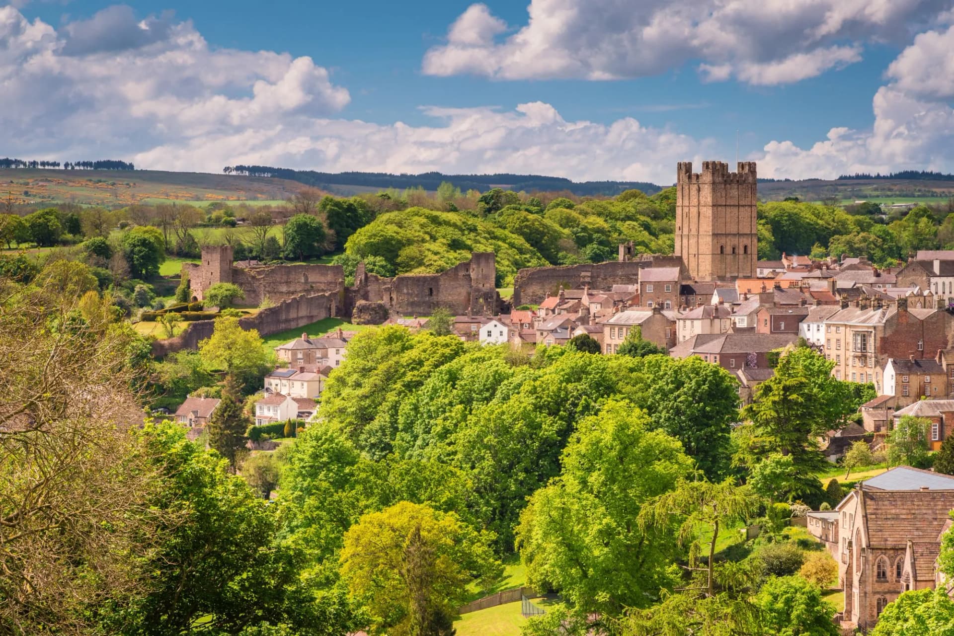Richmond Castle Skyline / The market town of Richmond is sited at the very edge of the North Yorkshire Dales, on the banks of River Swale