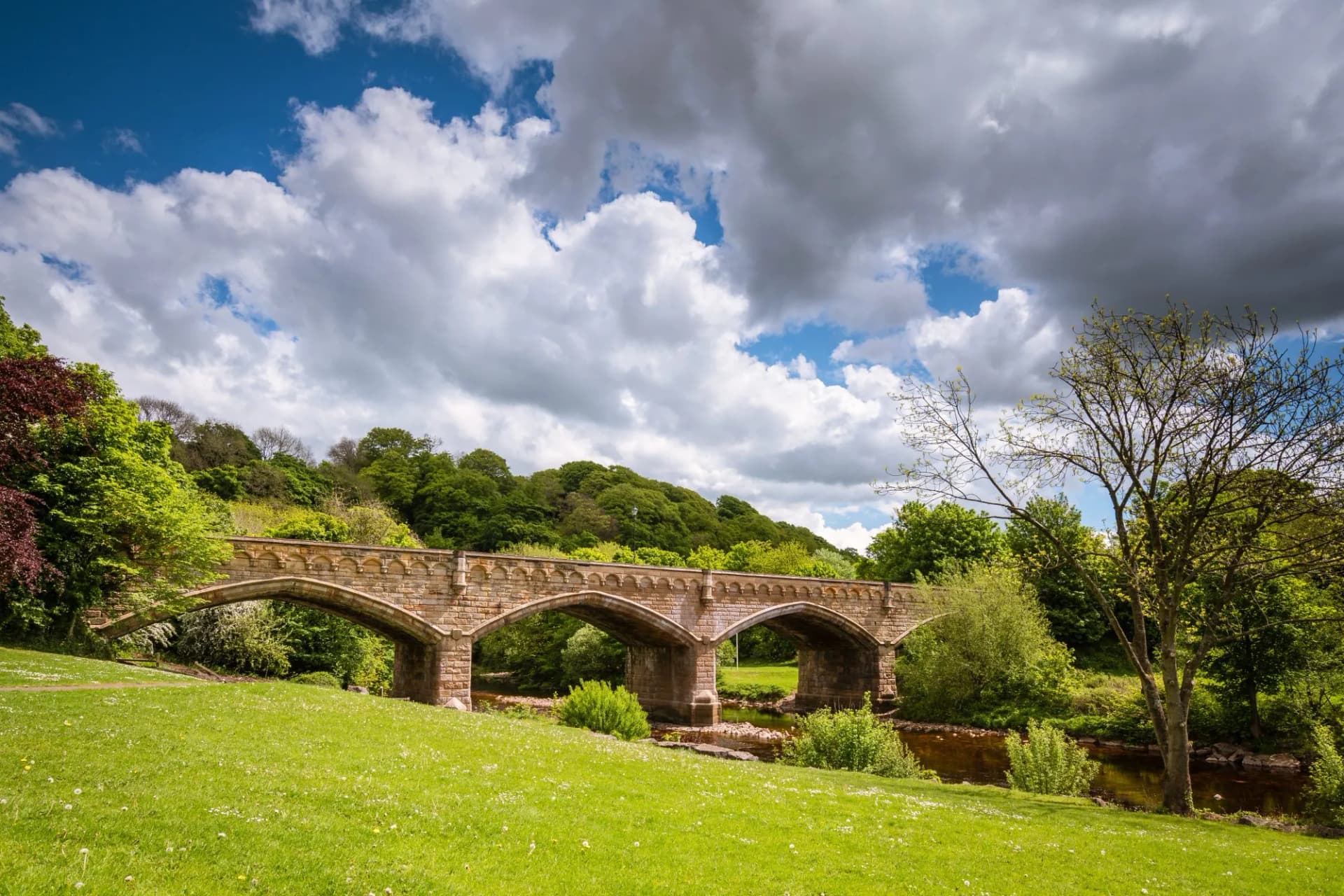 Mercury Bridge Richmond / The market town of Richmond is sited at the very edge of the North Yorkshire Dales, on the banks of River Swale
