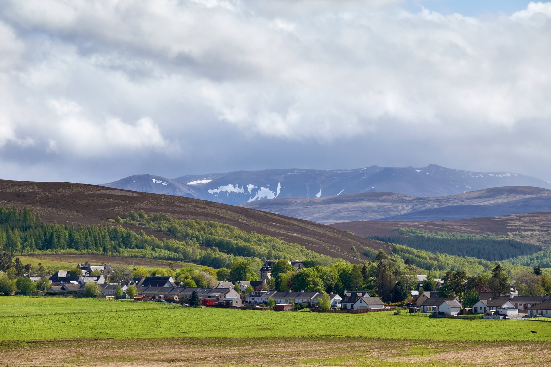 The village of Tomintoul spread along a ridge with hills behind