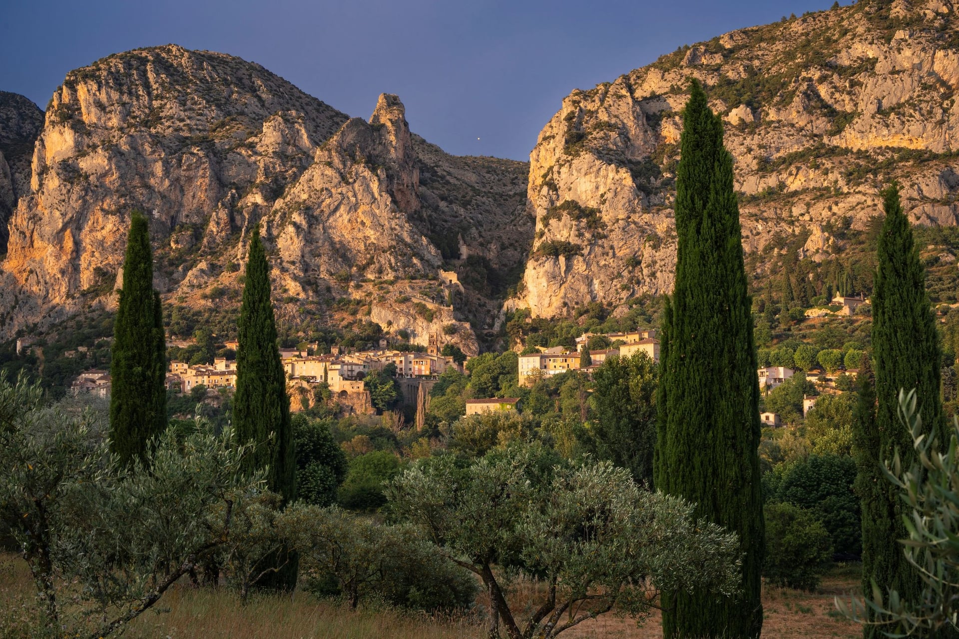 Landsbyen Moustiers-Sainte-Marie under høye kalksteinsklipper