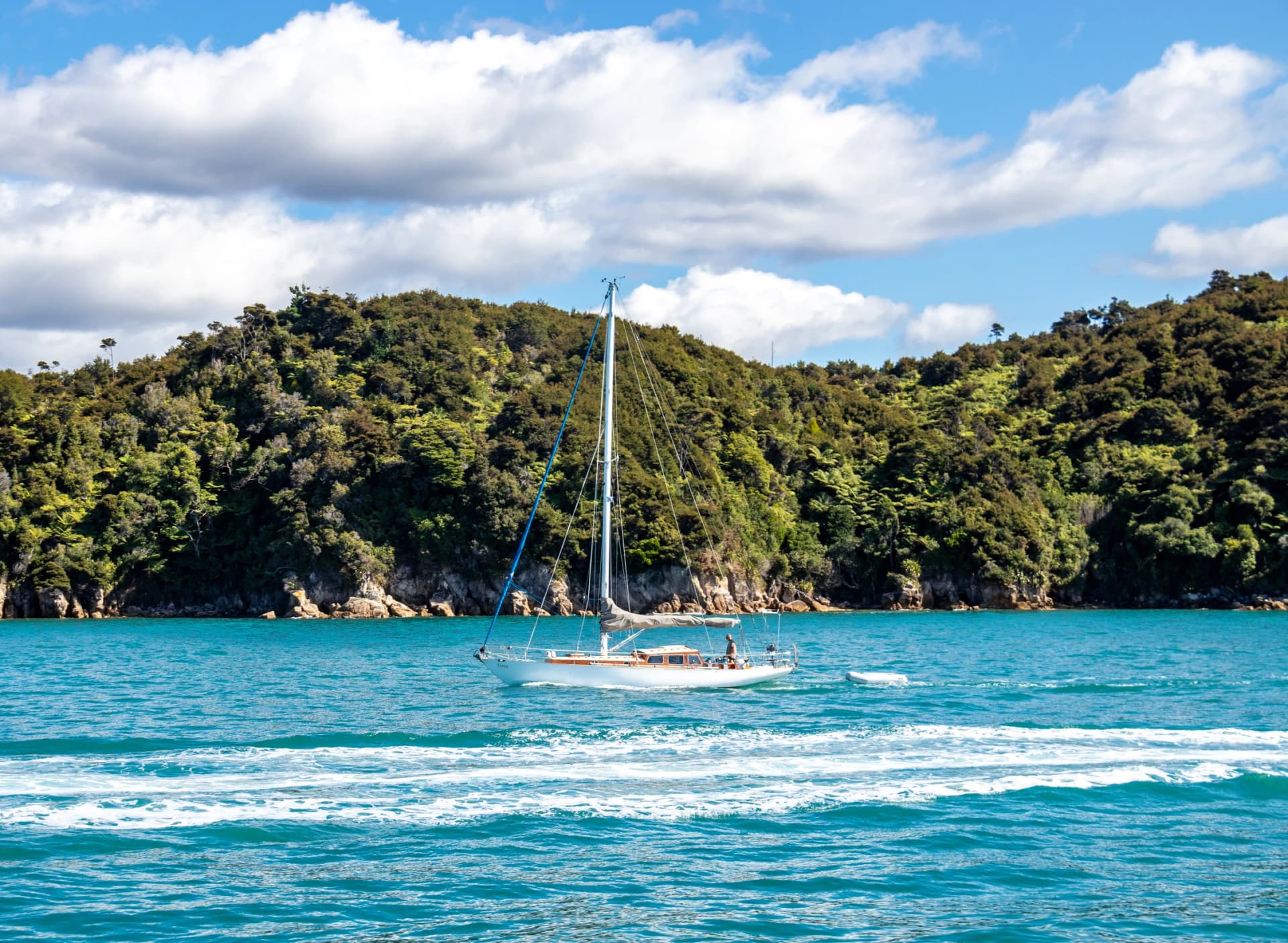 Voilier dans la baie du parc Abel Tasman, Nouvelle Zélande