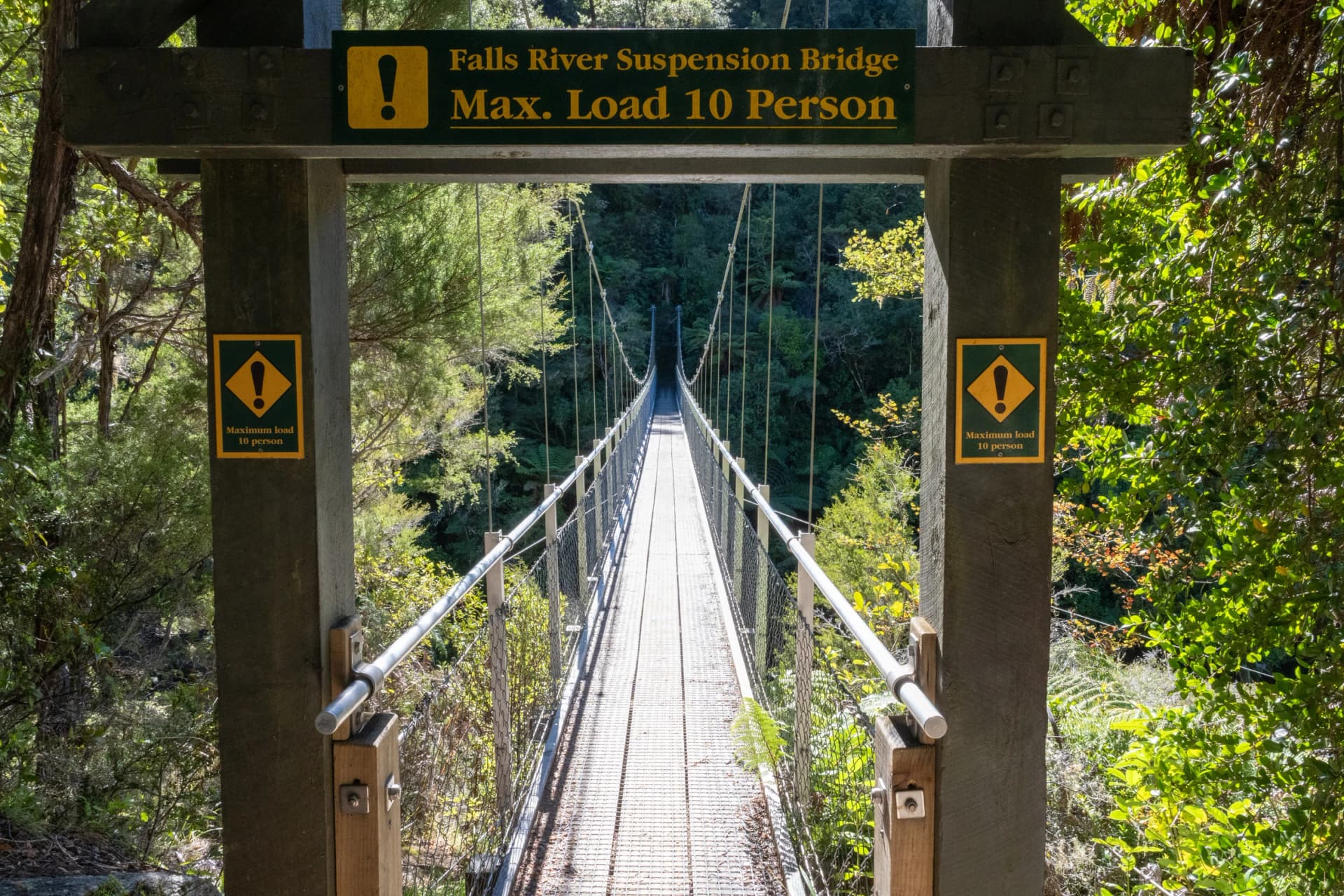 Falls River Suspension Bridge sur l'Abel Tasman Coast Track, Nouvelle-Zélande