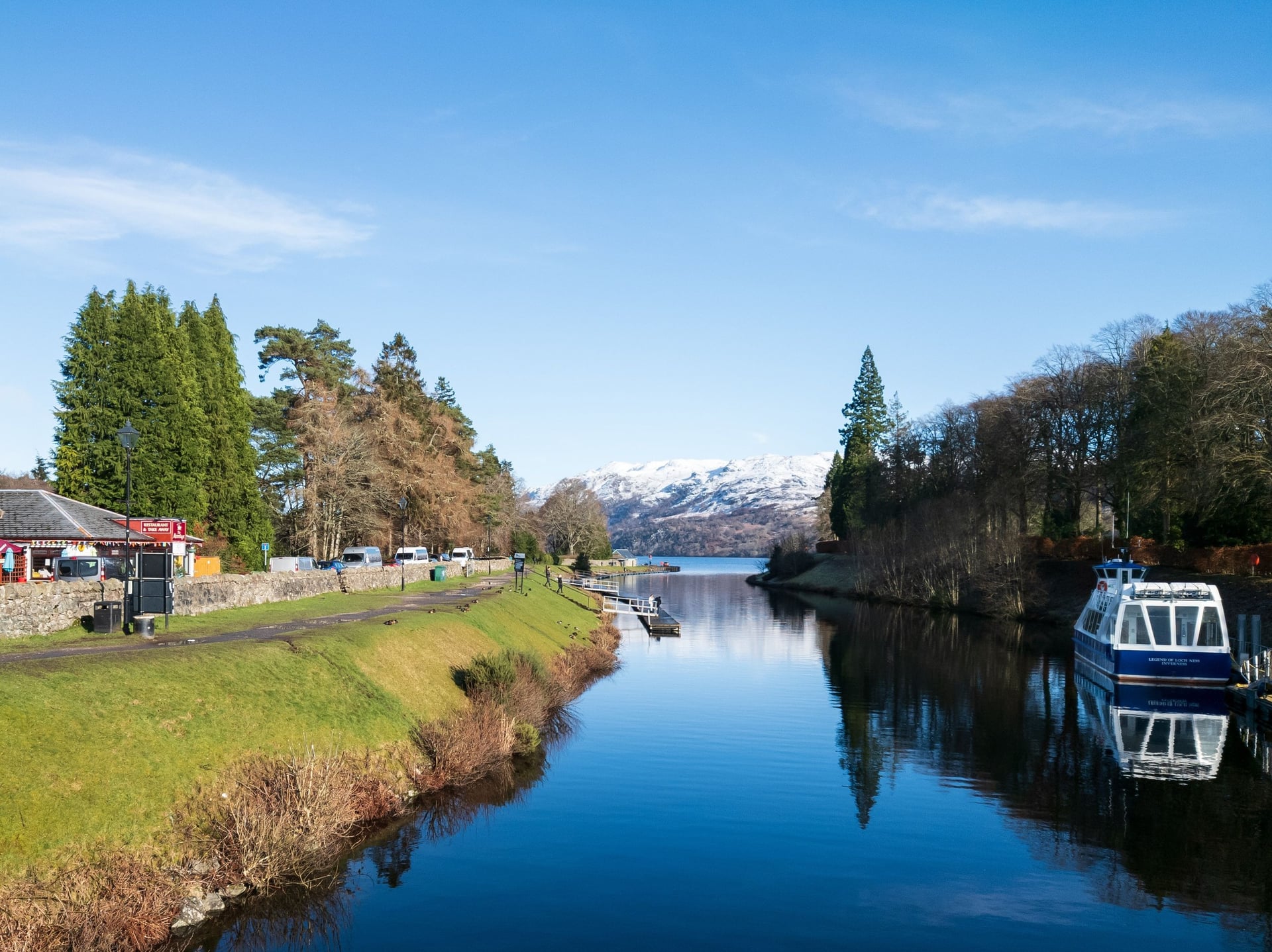 El camino del canal en Fort Augustus donde el corte que Telford excavó se encuentra con Loch Ness