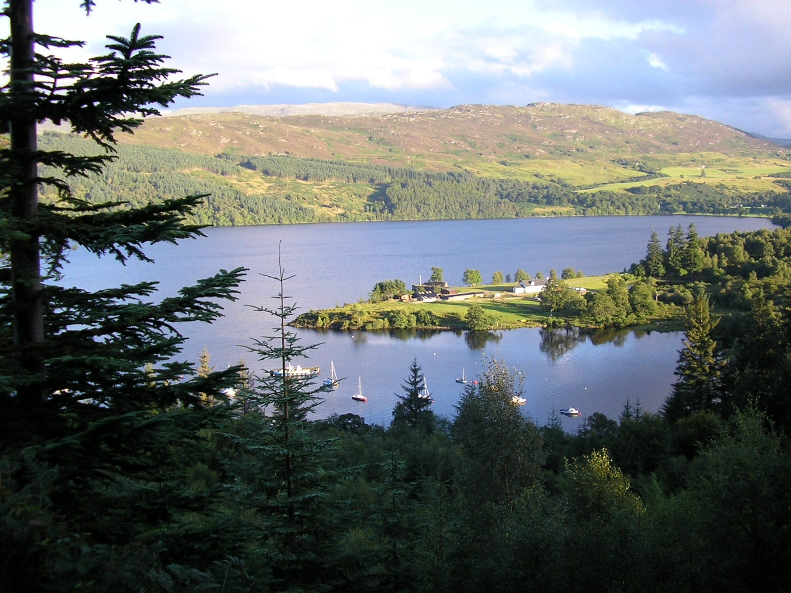 Loch Ness llenando la trinchera recta del glen visto desde el sendero sobre Fort Augustus