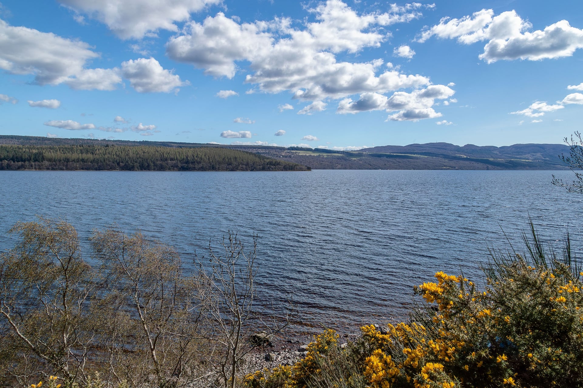 Mayo y junio traen la luz más larga a Loch Ness antes de que los midges alcancen su máxima fuerza