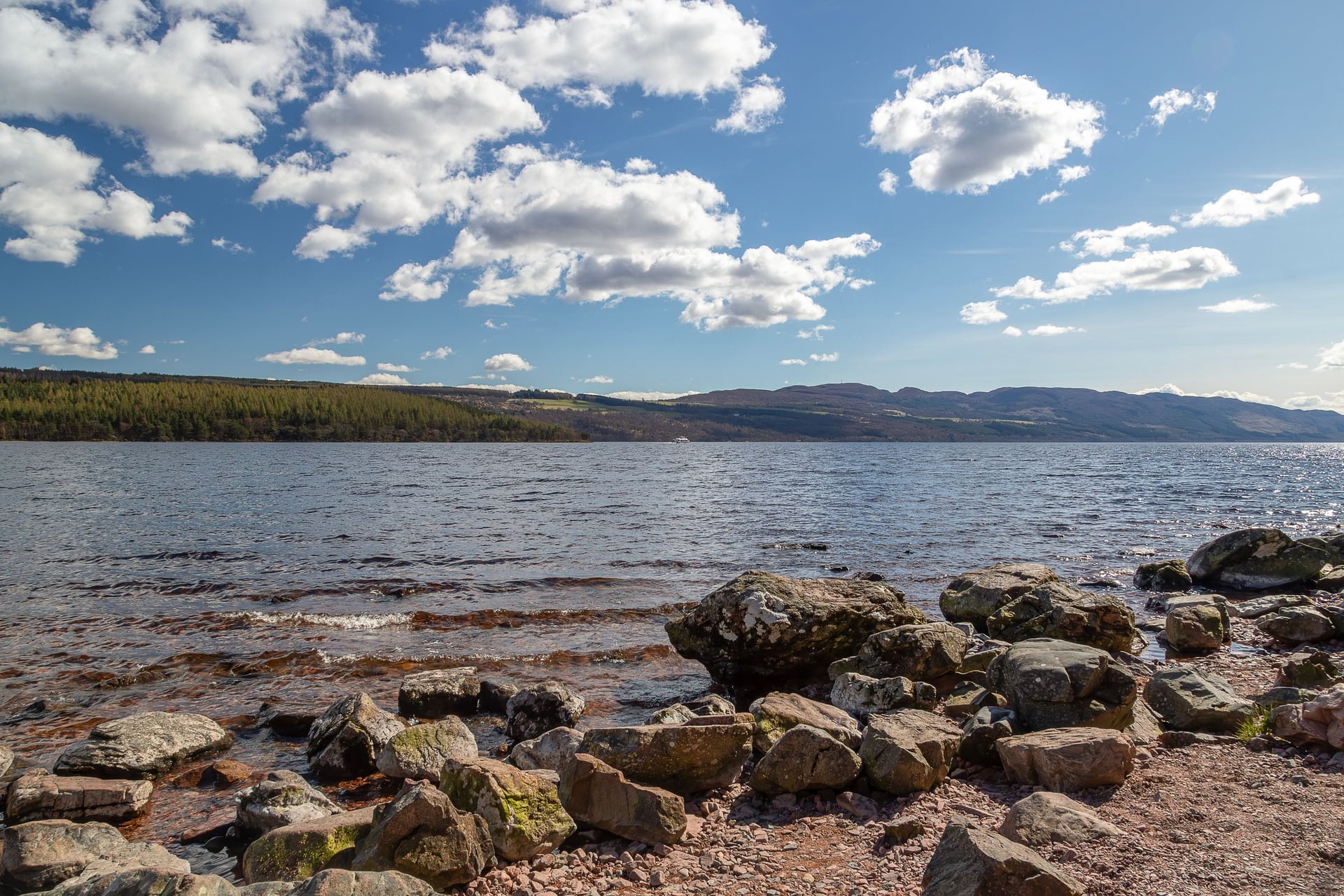 Un tramo pedregoso de la orilla de Loch Ness donde el agua se mantiene fría todo el año
