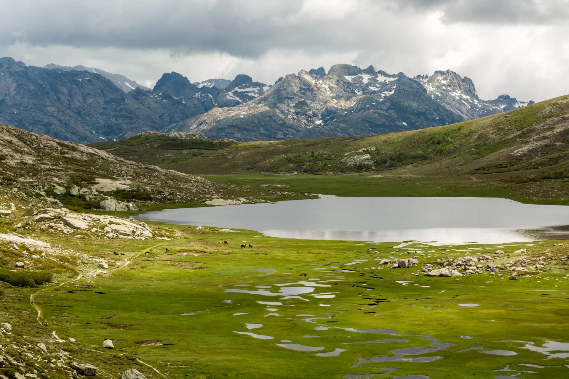 Lac De Nino view