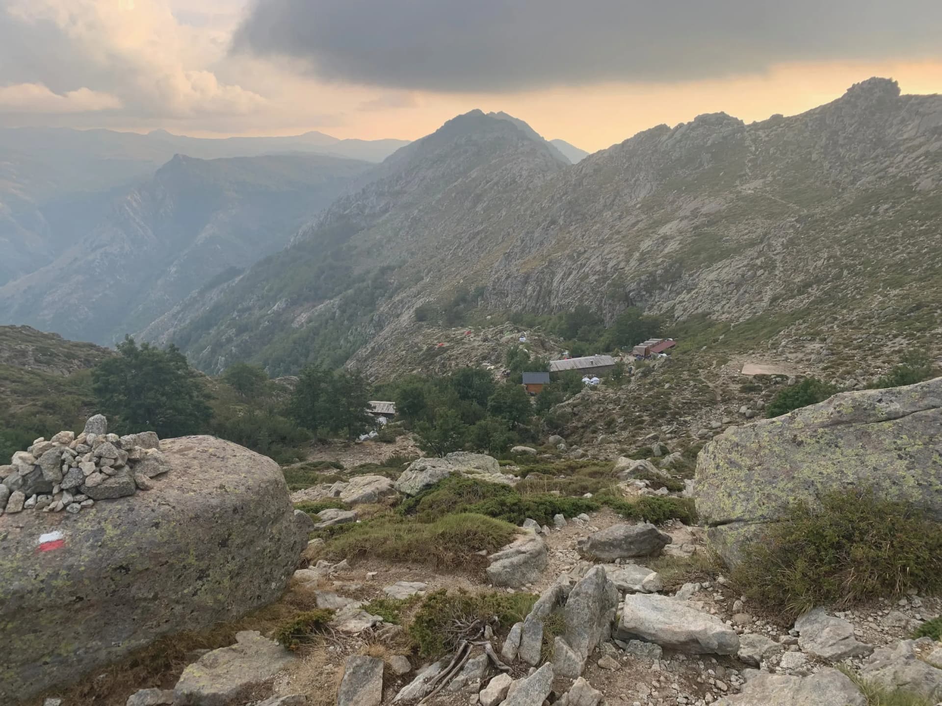 Montagnes du GR20 dans la brume avant le refuge d'Usciolu