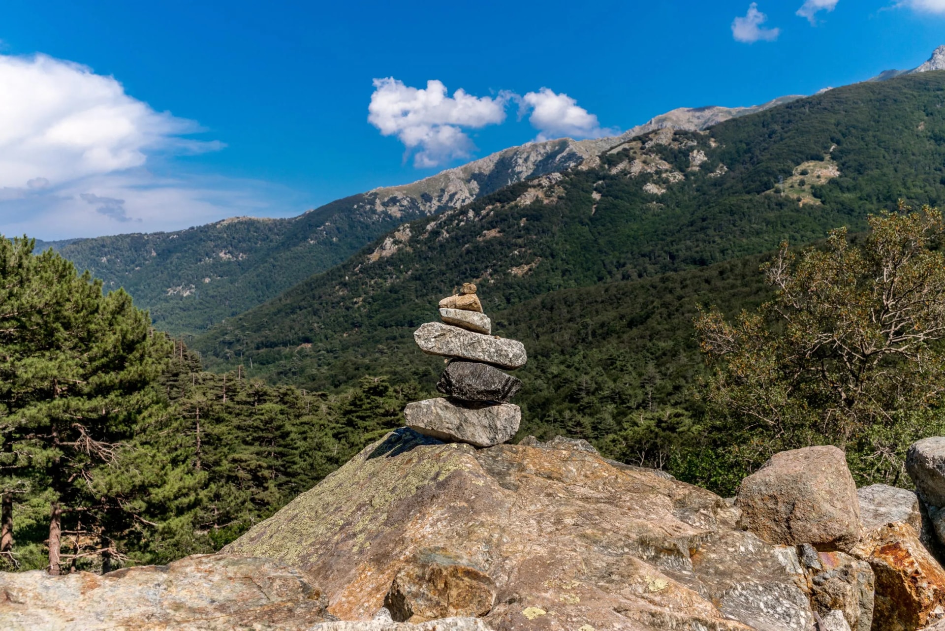 Sign with pile of stones on GR20 hiking trail in Corsica - 1