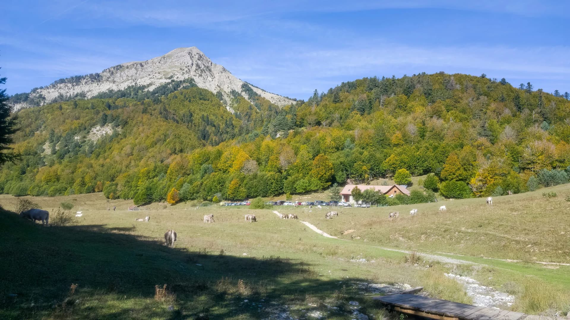 Refugio de Linza en plena montaña en el Valle de Hecho en una mañana soleada, Huesca, España.